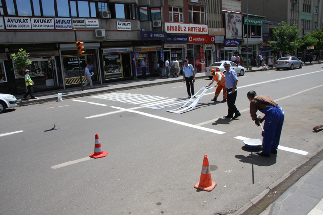 Belediye yol ve yaya geçidi çizgisi çalışmasına başladı