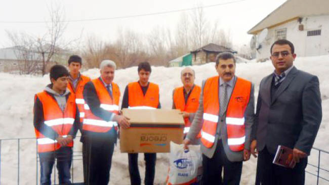 Çiftçi ailesi sıcak yuvaya kavuştu