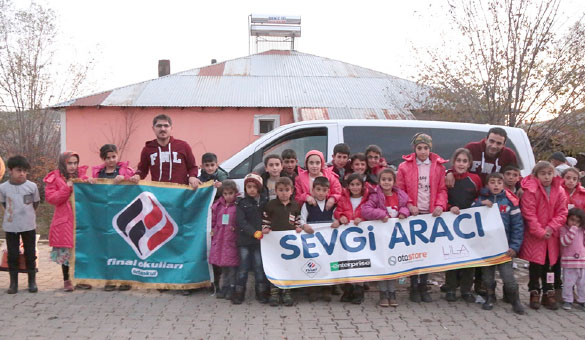 Çocuklara `sevgi` giydirdiler