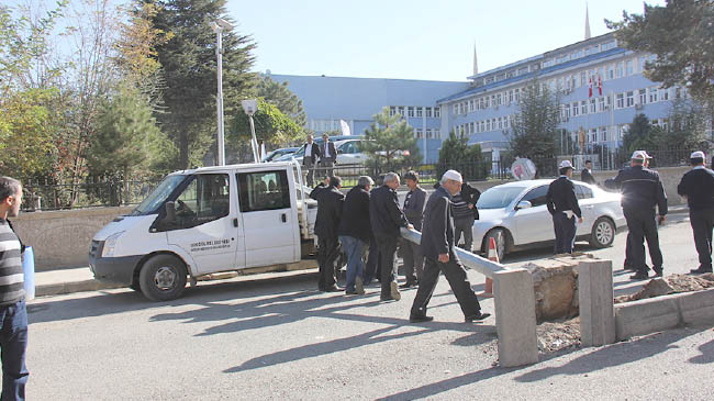 Elektrik direği aracın üzerine devrildi