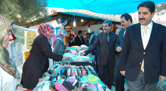 Fakir öğrenciler yararına kermes açıldı