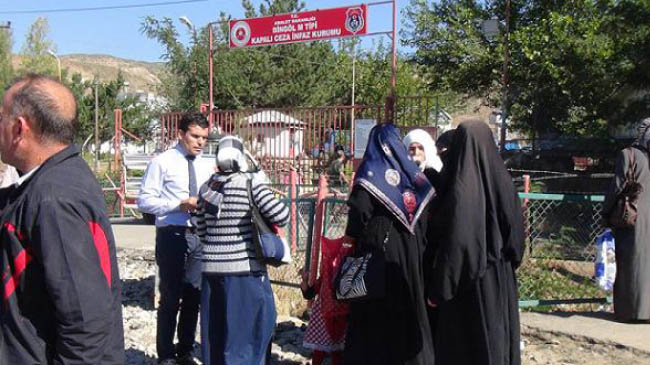 Gardiyanlar ve siyasi mahkumlar nakledildi