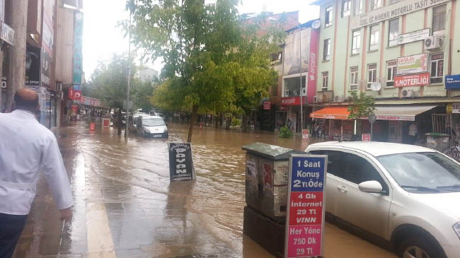 Gök delindi, yollar göle döndü