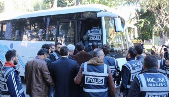 Gözaltına alınan 31 polis açığa alındı