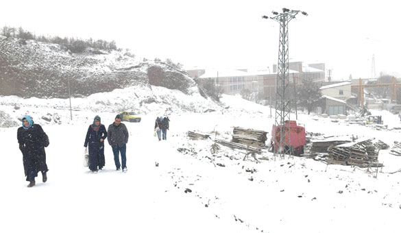 Hastane yolunda kar çilesi