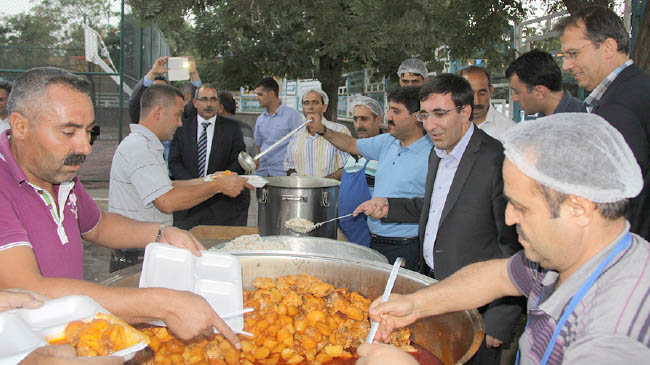 Iftarı çadırda açtılar