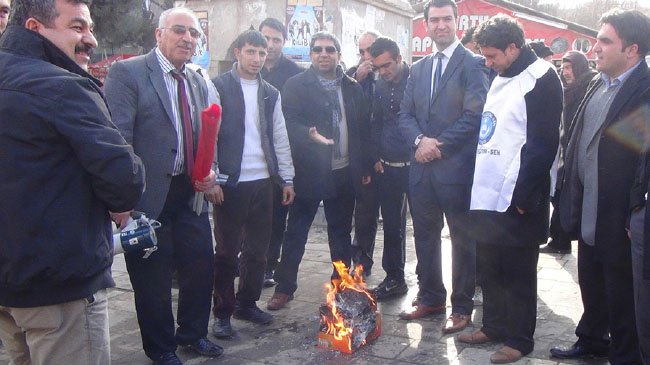 Kamu-sen`den bordro yakma eylemi