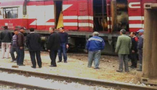 Karşıya geçerken tren çarptı