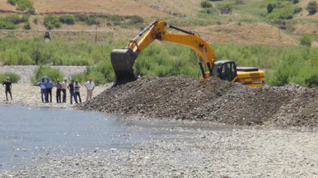 Kayıp genç için nehrin yönü değiştiriliyor