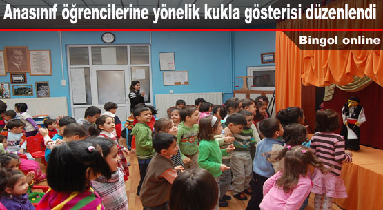 Minikleri kukla gösterisinde doyasıya eğlendi