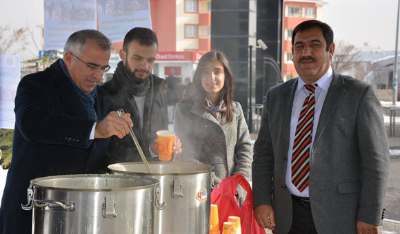 Öğrencilere sıcak çorba ikramı