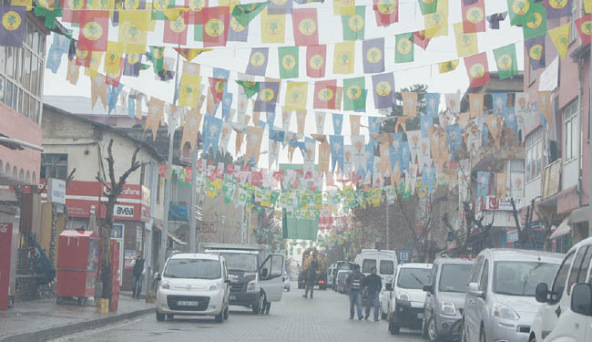 Parti bayrakları mobese`leri kapadı