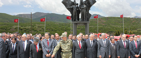 Şehit 33 asker törenle anıldı