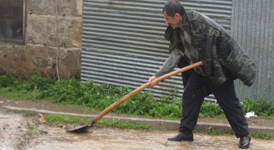 Şiddetli fırtına evlerin çatılarını uçurdu