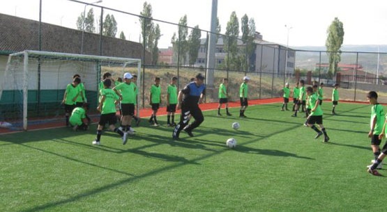 Toplum destekli polislerden yaz spor okulu`na ziyaret