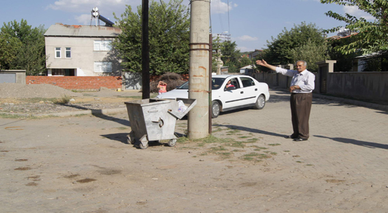 Yol ortasındaki direkler kazalara davetiye çıkarıyor