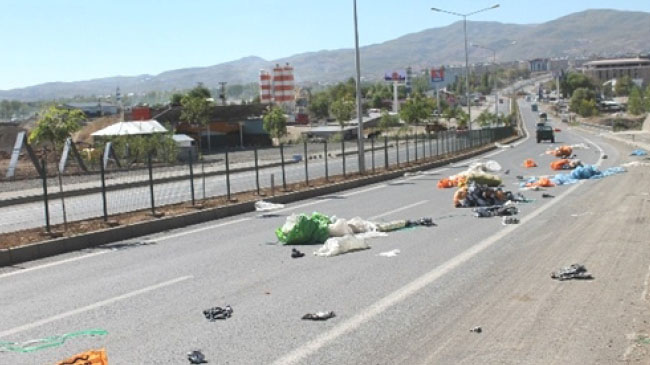 Yola savrulan çöpler zor anlar yaşattı!