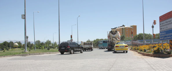 Zeki ergezen bulvarı köstebek yuvasına döndü