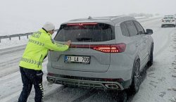 Bingöl`de yolda kalan sürücülerin imdadına polis ekipleri yetişti