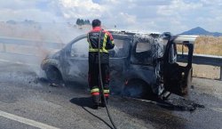Bingöl`de seyir halindeki hafif ticari araç alevlere teslim oldu