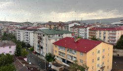 Bingöl`de sağanak ve fırtına! Çatı caddeye savruldu!